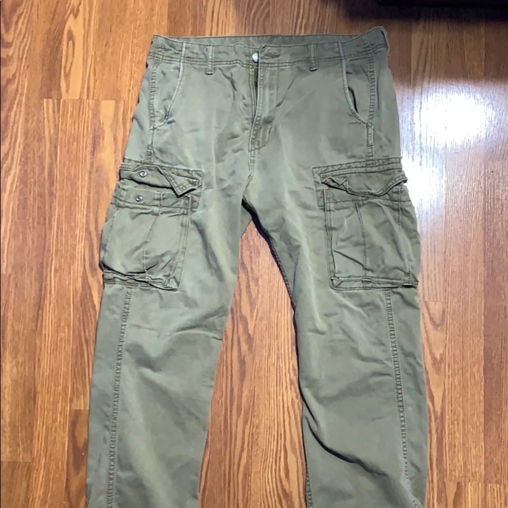 Men’s Levi’s brown cargo pants